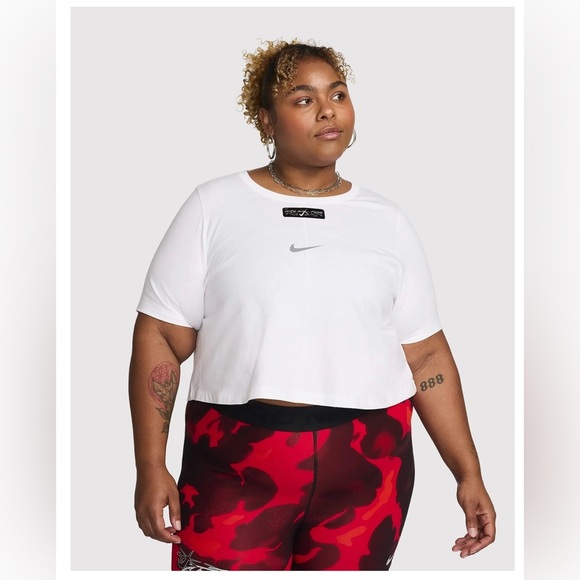 NIKE MEGAN THEE STALLION CROPPED TEE 🖤 - Picture 1 of 7